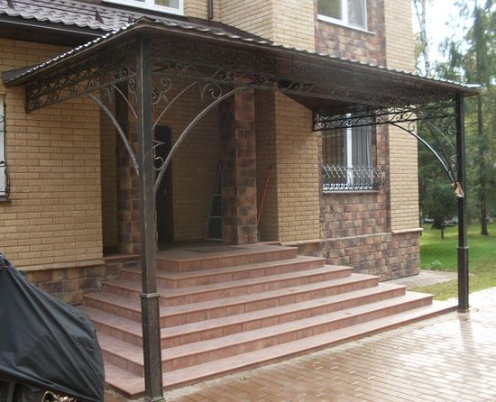 Яркий и необычный навес над крыльцом – изготовление на заказ